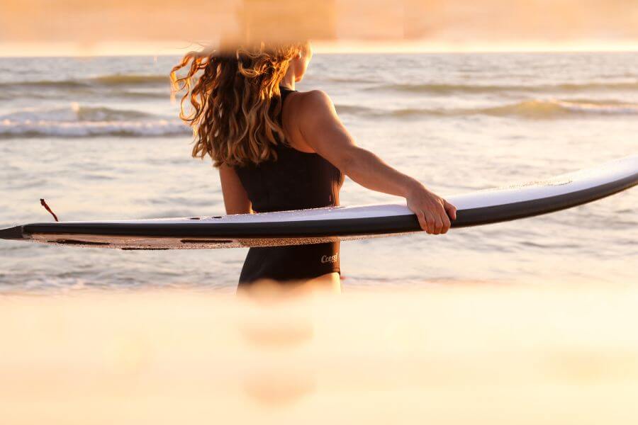 Mujer surfera en una playa de la Comunidad Valenciana
