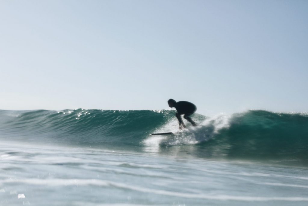 Surfista intentando aprender a coger olas