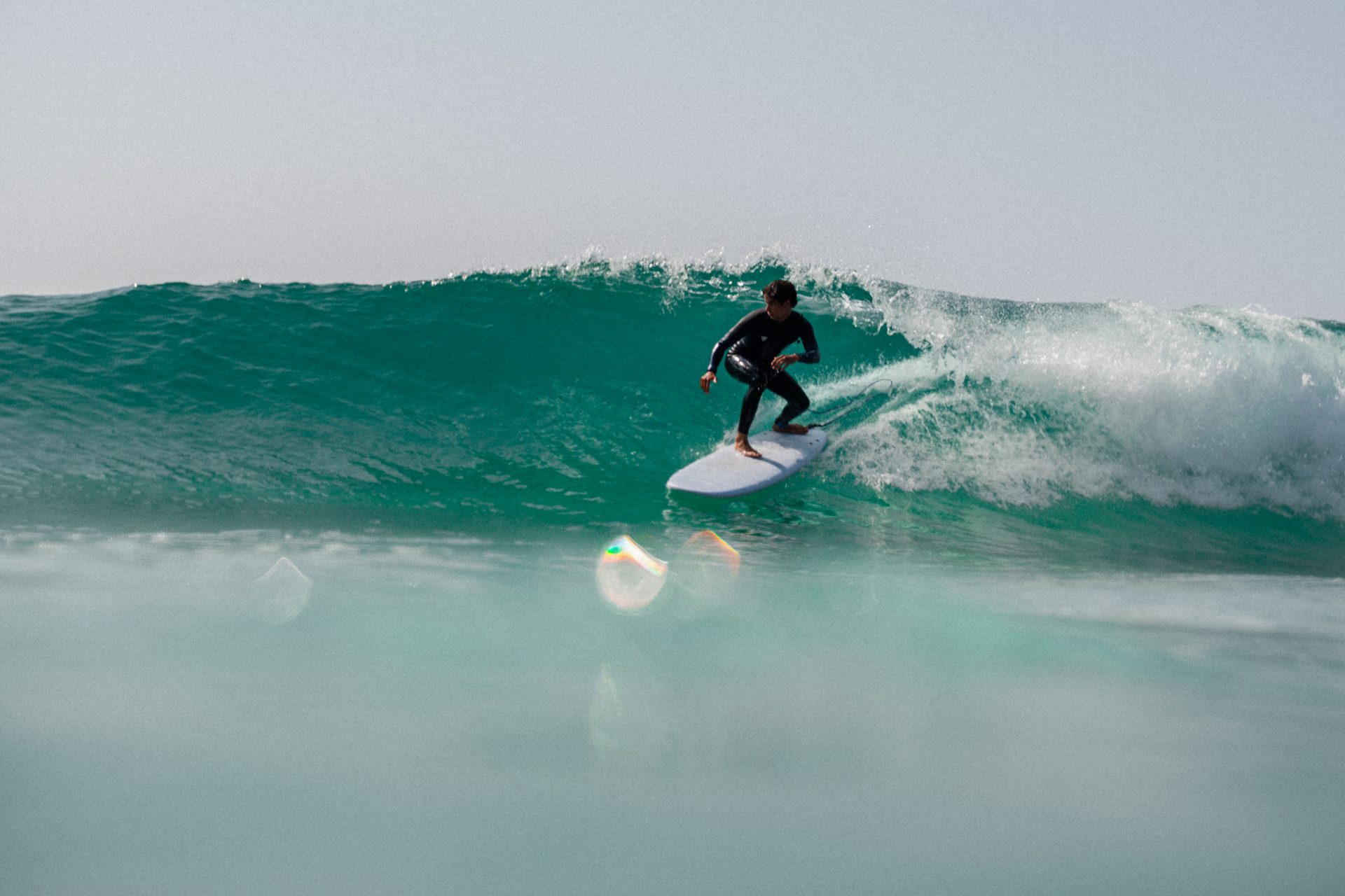 Surfista mejorando su técnica este verano