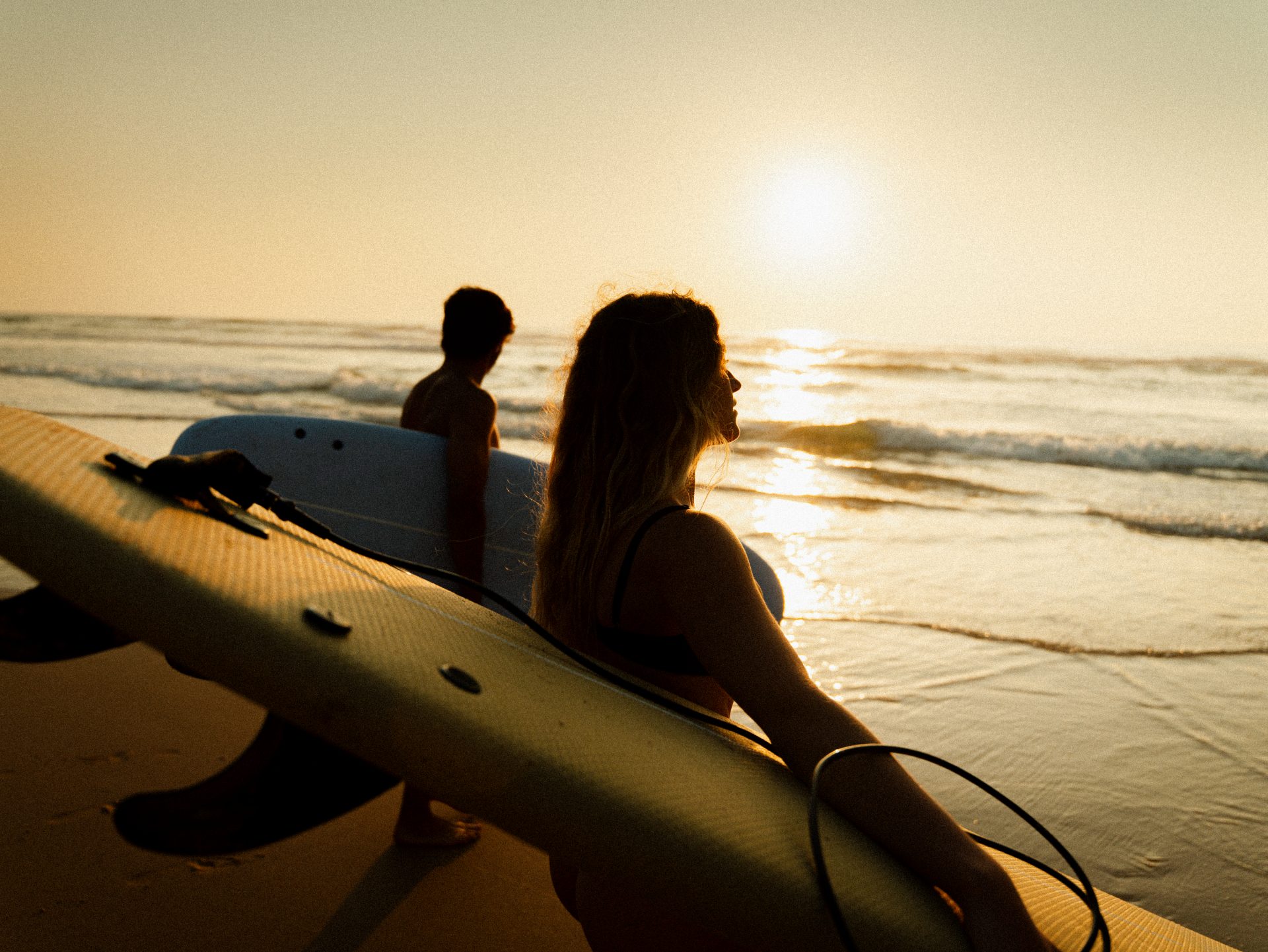 Los must-haves de verano para un surfista que va al agua