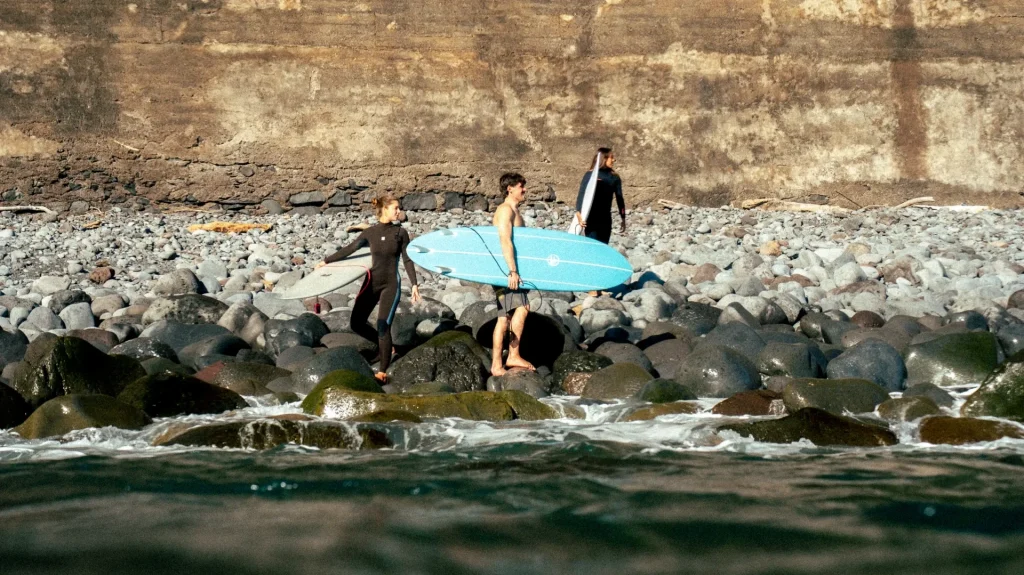 3 chicos con sus tablas flysurf en las playas de madeira