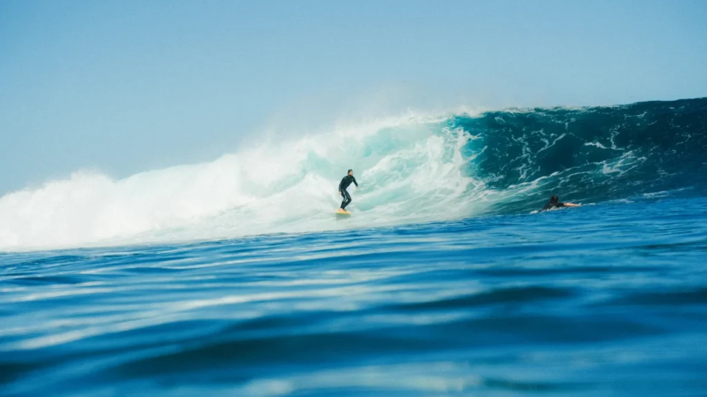 Surfero de flysurf cogiendo una gran ola en madeira