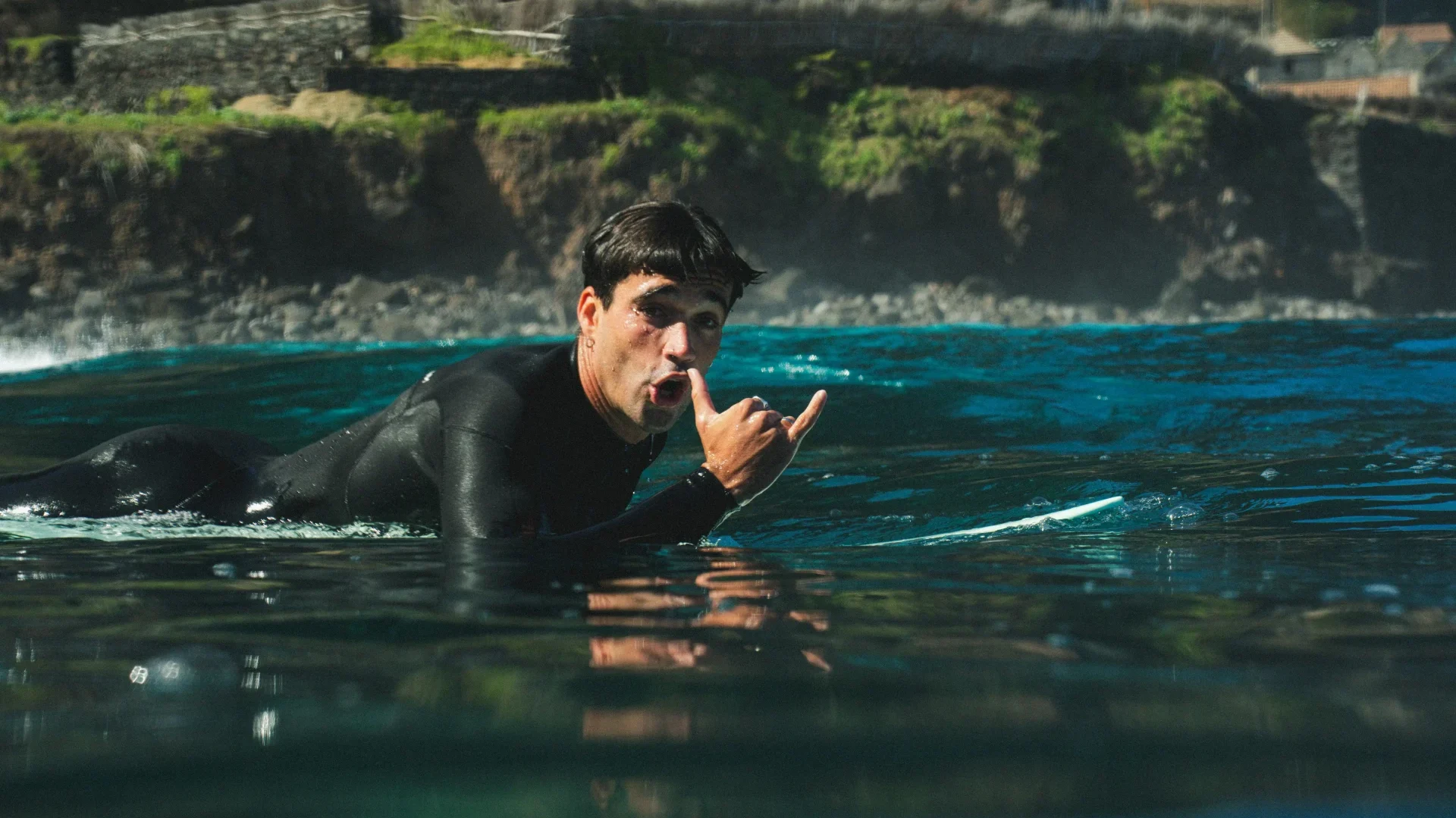 surfero de flysurf saludando a la camara en una de la playas de madeira
