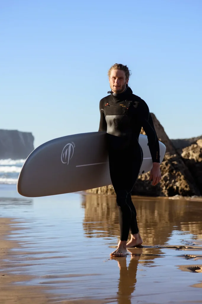 hombre llevando una tabla de surf cool school epoxy - regalos de surf