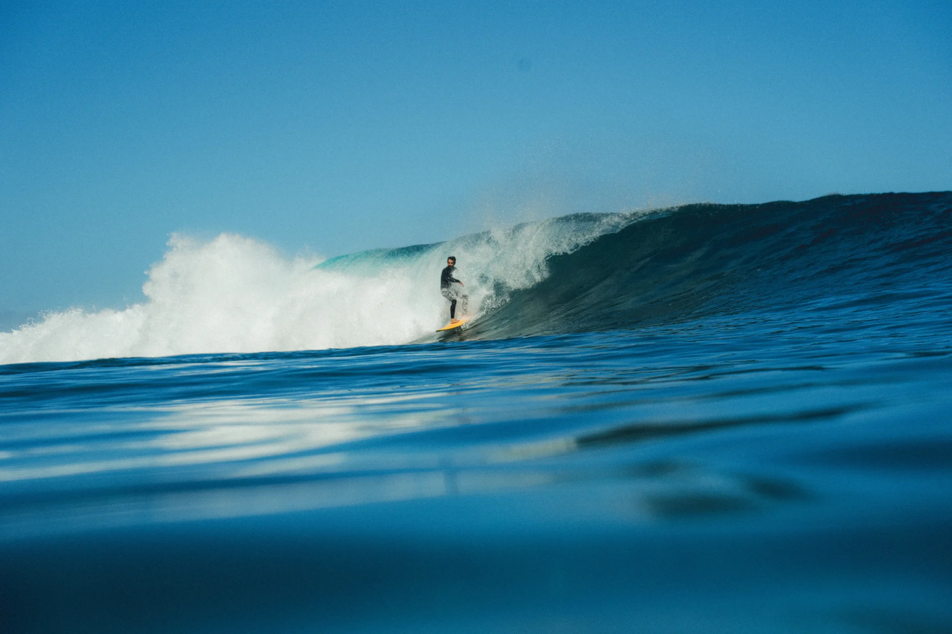 surfero continuando la tradición y el origen del surf